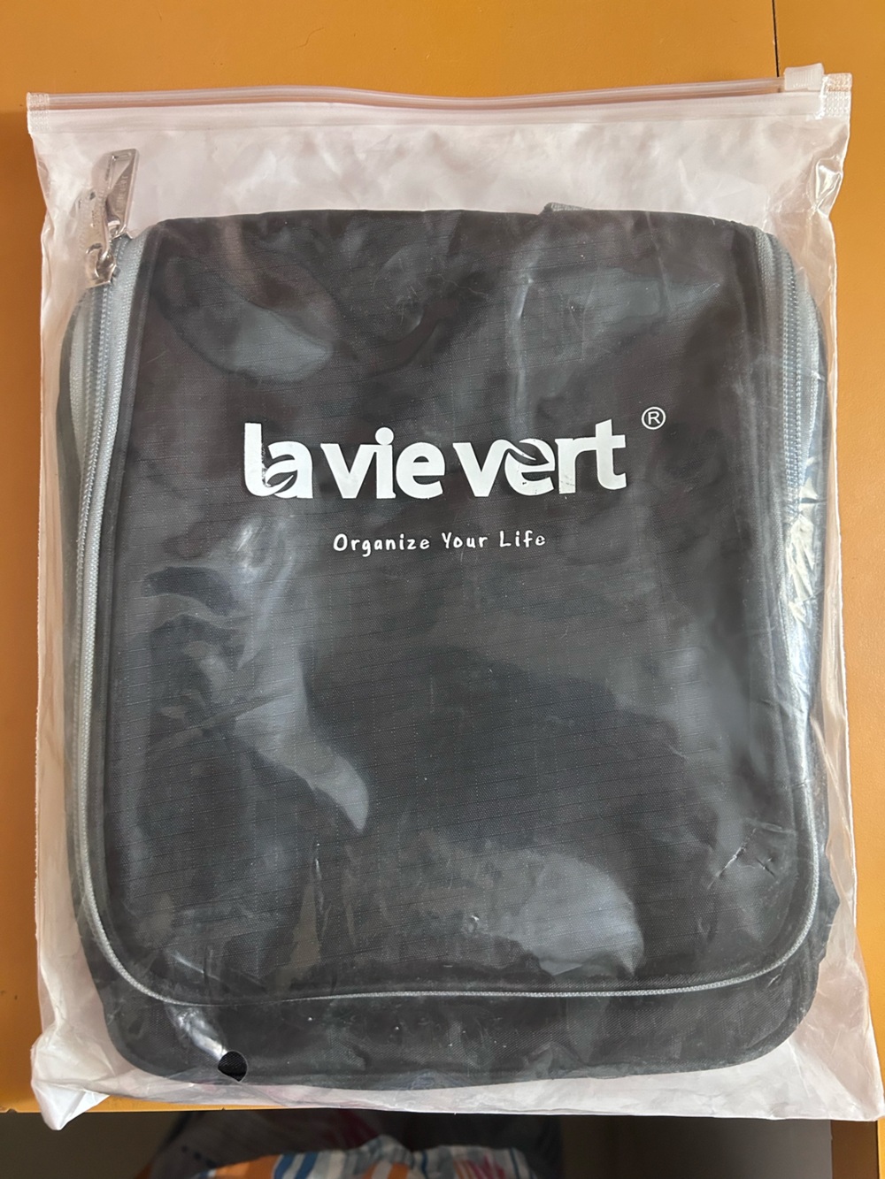 NWT La Vie Vert Travel Hanging toiletry bag Water Resistant Black Medium 21x8x3